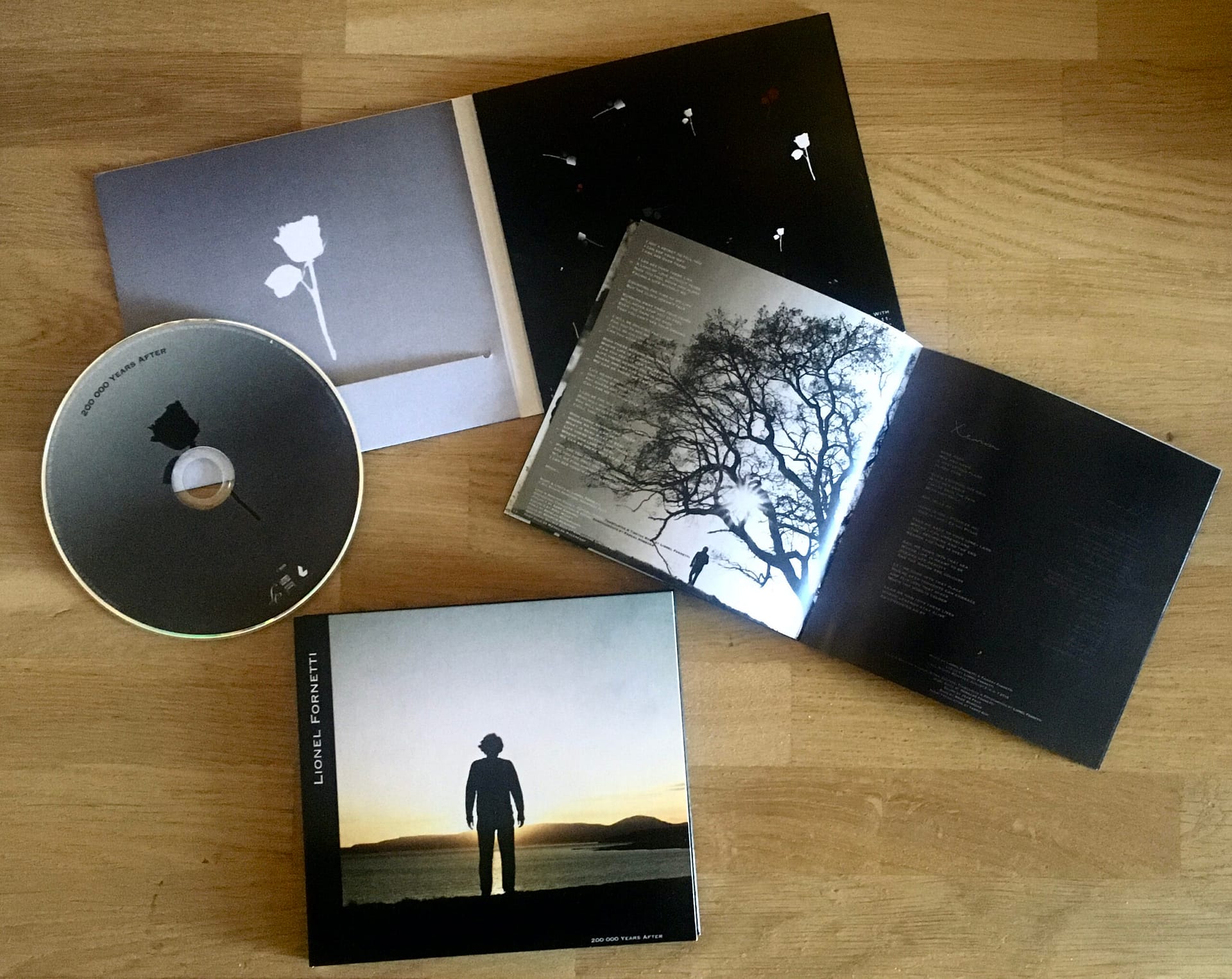 Pack CD de l'album 200 000 Years After, avec livret et rose